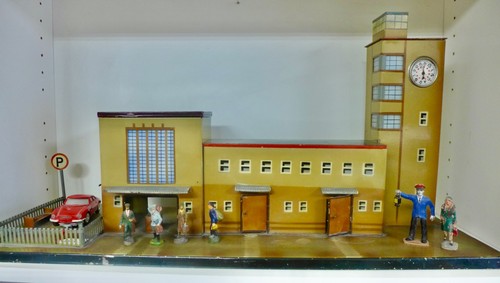 Dekorativer blech bahnhof - blech,