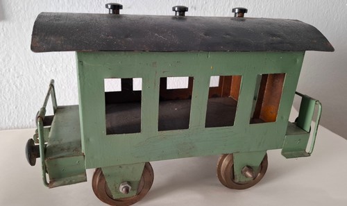 Großer alter blech waggon - blech,